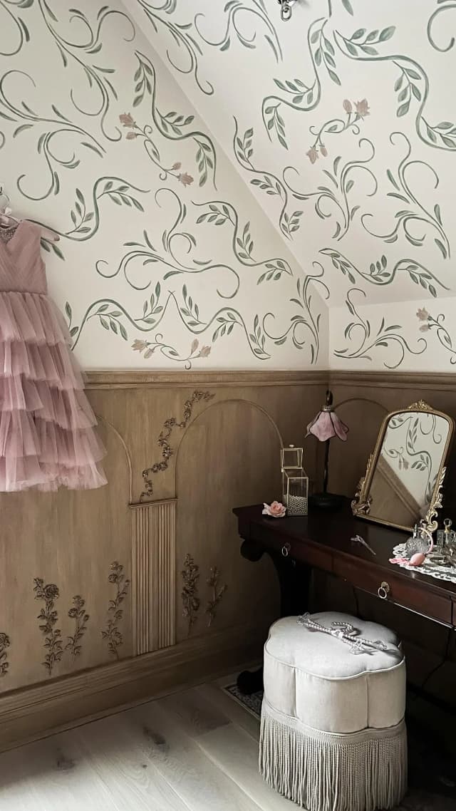 I missed my Shiz University dorm room project update last weekend because I haven’t had much time to edit… Fingers crossed I wrap up the whole room by this weekend!🤞🤞 #wickedmovie #diyhomeimprovement #bedroommakeover